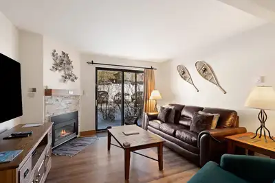 Image de Newly renovated alpine condo with pool, hot tub & sauna