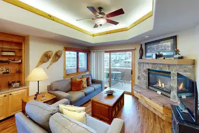 Image de Walk or shuttle to lifts Condo w/ two fireplaces & shared pool/hot tub/gym