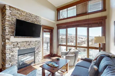 Image de Gorgeous plush condo w/views, gondola access, shared hot tubs and outdoor pool