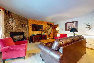 Image de Ground-floor home with high-speed WiFi, pool & hot tub - next to lift