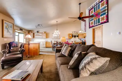 Image de Multi-level, ski-in/out condo with mountain view, hot tub, balcony & grill