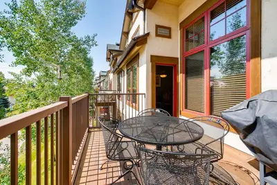 Image de Beautiful townhome w/ fireplace & shared hot tubs/pool/gym - walk to lifts