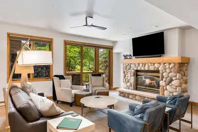 Image de Ski-in/out condo with W/D, gas fireplace, pool, hot tub, & free WiFi