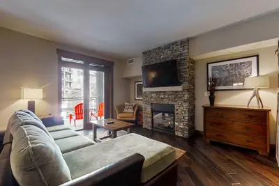 Image de Beautiful condo w/bonus den & shared pool, hot tubs, game room, fitness & more