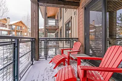 Image de Lovely & deluxe condo next to Wildhorse gondola w\/shared hot tubs, pool, and gym