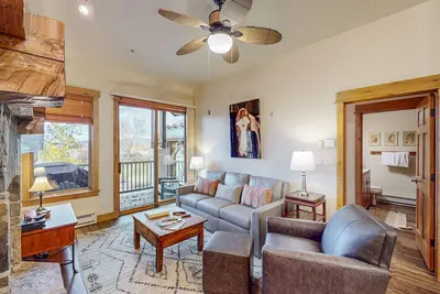 Image de Walk-to-lift condo w/ fireplace, W/D & shared pool/hot tubs/ski shuttle/gym