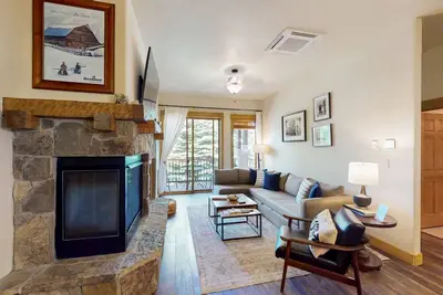Image de Walk to Ski/Eat Condo w/ Fireplace, Ac, Pool, Hot Tubs, Balcony, & Mtn Views