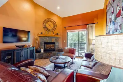 Image de Bright & warm condo with pool, hot tubs & sauna