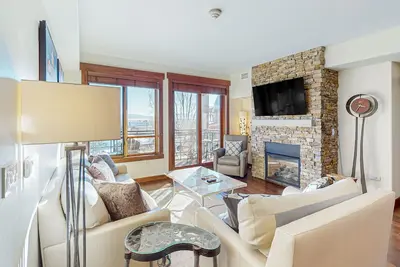 Image de Deluxe condo next to Wildhorse gondola w/shared outdoor pool, hot tubs, gym