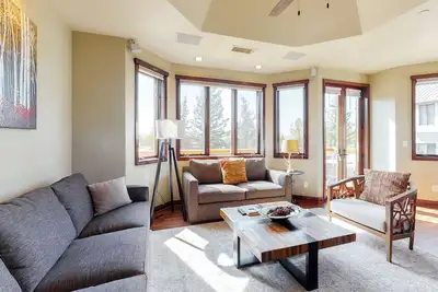 Image de Gorgeous condo w/ loads of windows & shared pool/hot tub + ski shuttle