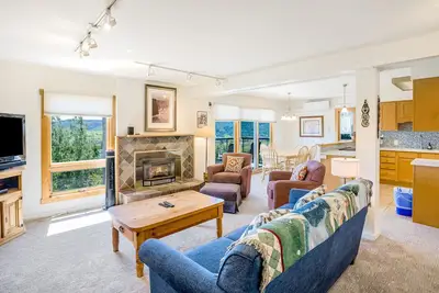 Image de Bright condo w/ stunning mountain view & shared hot tubs, sun deck & fitness