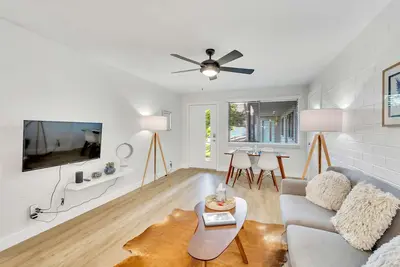 Image de Pool front Condo, steps from memorable Old Town.
