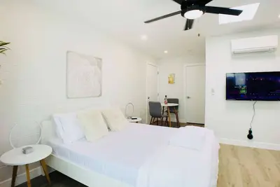 Image de Unique poolside studio - less than a mile to Old Town