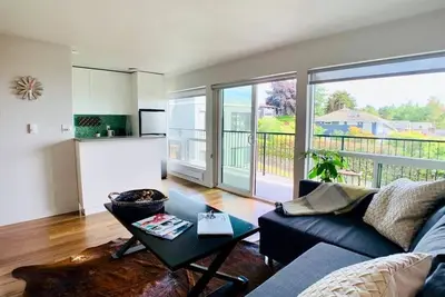 Modern, airy and bright, this private apartment sits on the top of Queen Anne hill.