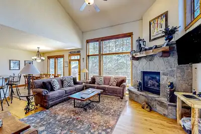 Image de Walk-to-Lift Townhome w/ Private Hot Tub, Fireplace, & Shared Pool/Hot Tubs/Gym