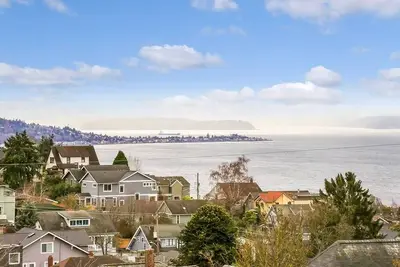 Modern, airy and bright, this private apartment sits on the top of Queen Anne hill.