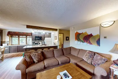 Image de Intimate condo with fireplace, washer/dryer, outdoor pool & hot tub