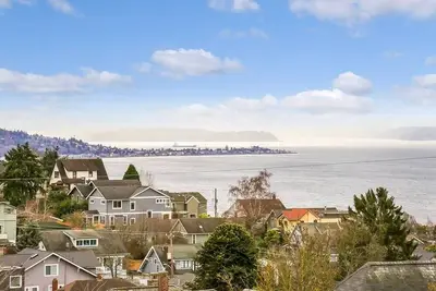 Modern, airy and bright, this private apartment sits on the top of Queen Anne hill.