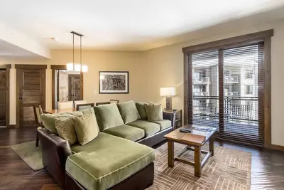 Image de Lavish condo w/ access to complex fitness center, hot tubs, pool, & game room