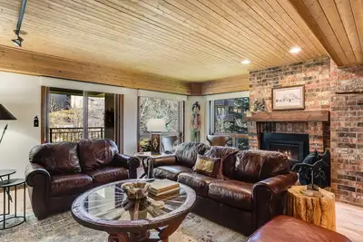 Image de Cozy Condo Steps from the Gondola, w/Fireplace, Washer/Dryer & Shared Hot Tubs