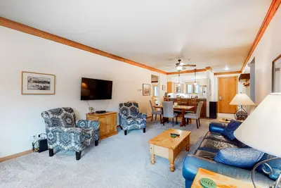 Image de Spacious condo w/shared pool & hot tub, free WiFi, private balcony near ski lift