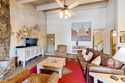 Image de Mountain-styled condo across from the gondola with hot tub, pool & gym