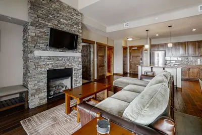 Image de Gorgeous upscale condo next to Wildhorse gondola w/shared hot tubs, pool, & gym
