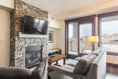 Image de Polished & trendy upscale condo w/shared pool, hot tubs, game room & more