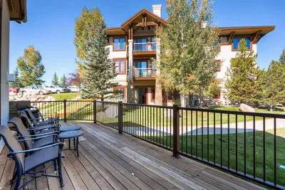 Image de Multi-level townhome with Ac, fireplace, pool & hot tubs - walk to the gondola