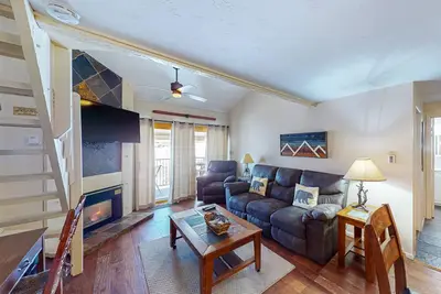 Image de Ski-in/ski-out condo plus loft w/winter shuttle + shared hot tubs & sauna