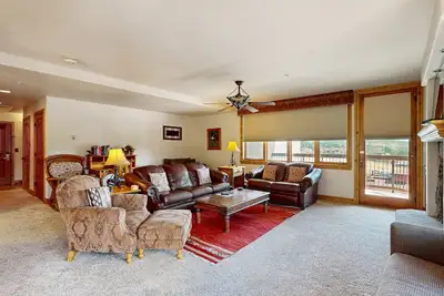 Image de Spacious, ski-in/ski-out slopeside condo w/shared hot tubs, pool, grills, & more