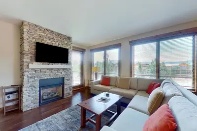 Image de Exquisite condo w/ views, shared hot tubs, pool, gym - next to Wildhorse Gondola