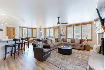 Image de Beautiful ski-in/ski-out slopeside condo w/stunning views, shared hot tubs, pool