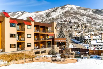 Image de Top-floor mountain-view condo, steps from the gondola with pool & hot tub