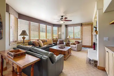 Image de Bright & beautiful ski-in/ski-out condo w/ slopeside view, shared hot tubs, pool