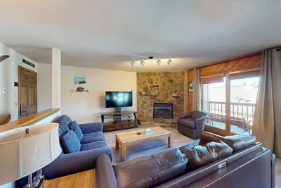 Image de Condo across the street from the gondola with hot tub & pool