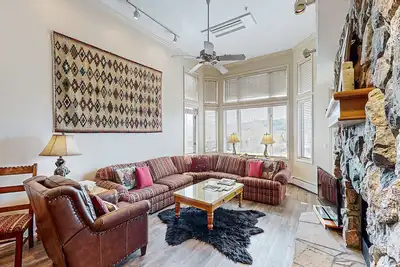 Image de Comfortable Condo w/ Shared Pool, Gym, Hot Tub, Winter Shuttle, & Ski Lockers