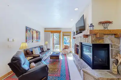 Image de Bright, walk-to-lift condo w/ fireplace, W/D & shared hot tubs/pool/gym/shuttle