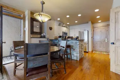Image de Beautiful mountain condo w/ bonus den & shared pools, hot tubs & winter shuttle