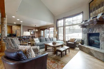 Image de Walk-to-gondola townhome w/ private hot tub & resort pool/firepit/hot tubs