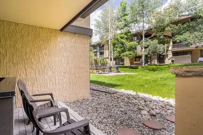 Image de Renovated condo steps from gondola with pool, hot tub, fireplace & W/D