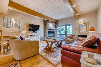 Image de Charming ski-in/ski-out condo with fireplace, WiFi, & hot tub