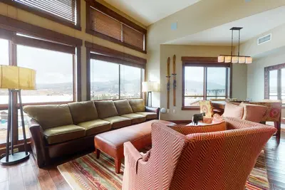 Image de Gorgeous upscale condo w/gondola access, mountain view & shared pool/hot tubs