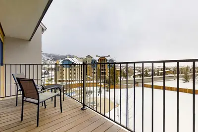 Image de Gorgeous modern home w/mountain views/shared pool & hot tub - steps from gondola