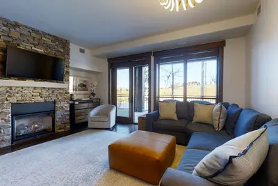 Image de Stylish luxury condo w/gas fireplace, washer/dryer, shared pool, hot tubs, & gym