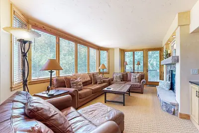Image de Gorgeous slopeside ski-in/out condo w/shared