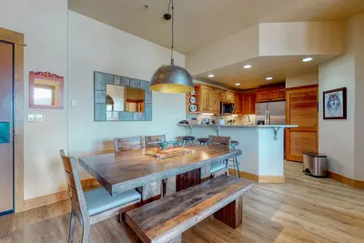Image de Top-floor condo w/ gorgeous view, fireplace & resort pool/hot tubs/shuttle/gym