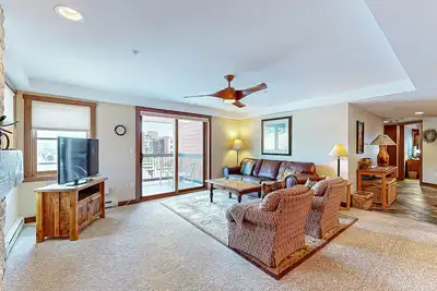 Image de Exquisite & upscale ski-in/out slopeside condo w/shared hot tubs, pool, gym