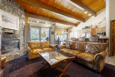 Image de Popular mountain-styled condo with pool & hot tubs - near gondola