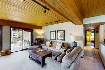 Image de Steps to the gondola Bright condo w/ fireplace, W/D & shared hot tubs/firepit
